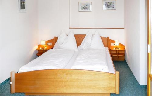 Säng eller sängar i ett rum på Awesome Apartment In Radstadt With Wifi