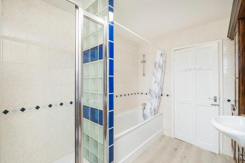 a bathroom with a shower and a sink at Heads-On-Beds Rainham Essex - 4Bedrooms with Garden in Rainham