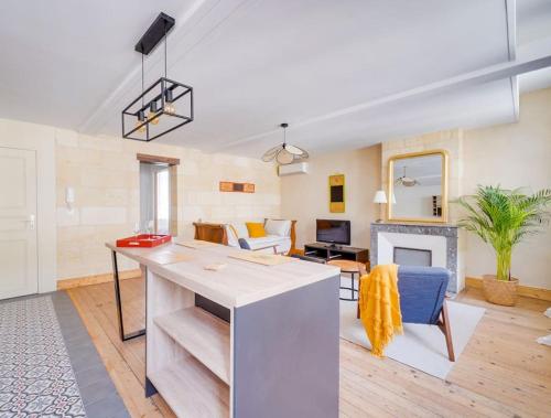une cuisine et un salon avec un comptoir et un salon dans l'établissement Logis Guadet, magnifique appartement dans Saint Emilion, à Saint-Émilion