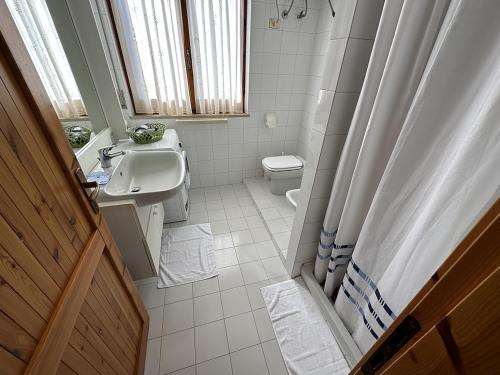 Baño pequeño con lavabo y aseo en Appartamento a 50 metri dal mare a Maladroxia C36 en Maladroscia