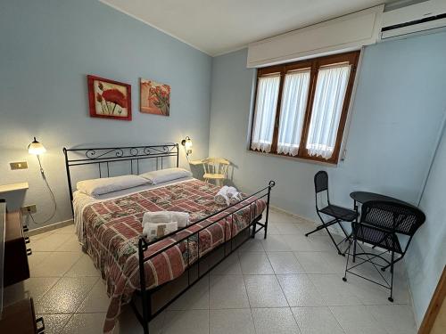 1 dormitorio con cama, escritorio y silla en Appartamento a 50 metri dal mare a Maladroxia C36 en Maladroscia