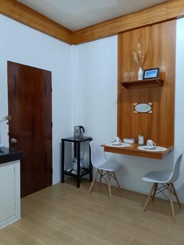 eine Küche mit einem Tisch und 2 Stühlen in einem Zimmer in der Unterkunft AJ Transient House in Gairan