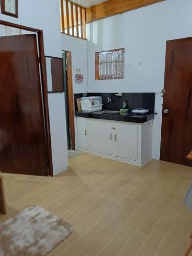 eine Küche mit einer Spüle und einer Arbeitsplatte in der Unterkunft AJ Transient House in Gairan
