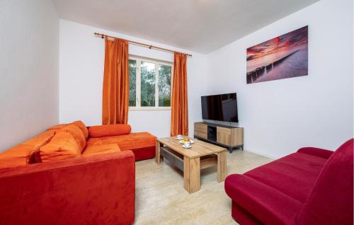 a living room with a couch and a table at 2 Bedroom Cozy Apartment In Fazana in Fažana