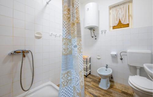 y baño con ducha y aseo. en 2 Bedroom Beautiful Apartment In Fazana, en Fažana