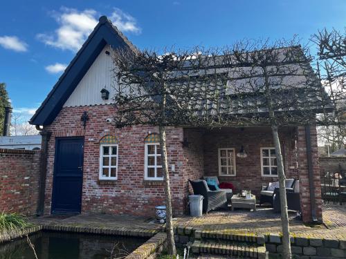 a brick house with a blue door at Priscilla’s bed&wellness in Eindhoven