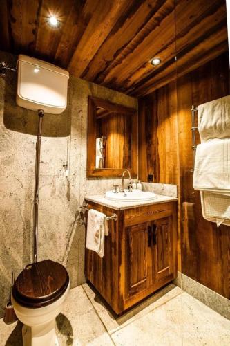 une salle de bain avec toilettes et lavabo dans l'établissement L'Illaz - 4 bedrooms, log fire, à Val dʼIsère