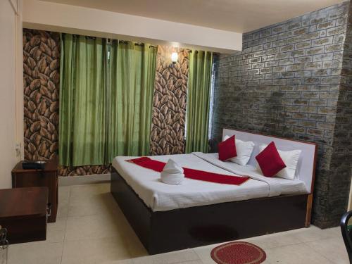 Un pat sau paturi într-o cameră la Balaji Continental