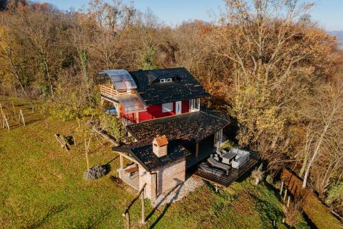 an overhead view of a house in the woods at Medeni raj in Mače
