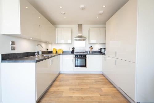 Kuchyň nebo kuchyňský kout v ubytování Stylish 2 Bed Apartment in Crawley - Sleeps 5