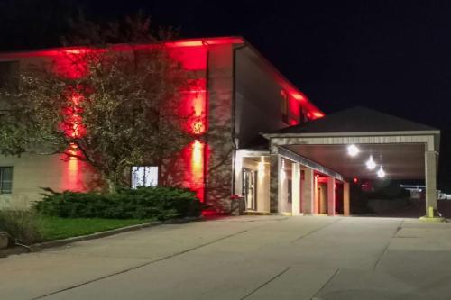 a building with red lights on the side of it at Econo Lodge in Maquoketa