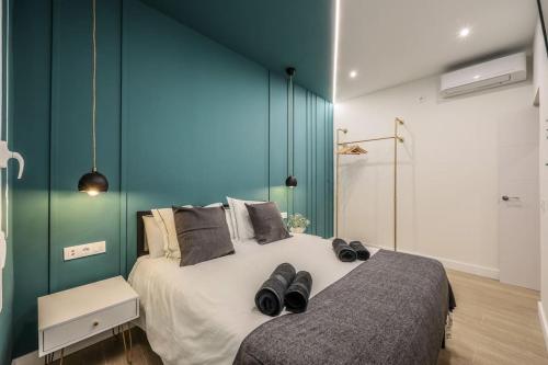 En eller flere senge i et værelse på Luxe Apartment in Malasaña Hub