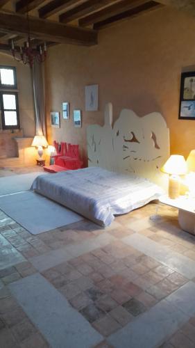 um quarto com uma cama grande num quarto em 6, route de Maisons Manoir d'Argouges em Vaux-sur-Aure