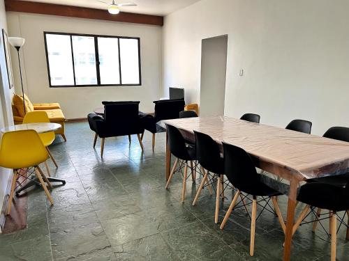 Бизнес-центр и/или конференц-зал в Apartamento 4 quartos, 3 banheiros, vista para o mar Pitangueiras, sacada, 1 vaga de garagem, apenas 50 metros do mar