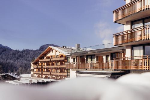 un edificio sobre un cuerpo de agua en Hotel Habicher Hof 4-Sterne-Superior, en Oetz