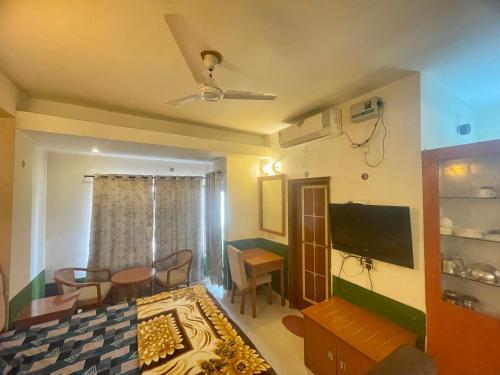 ブリンダーバンにあるZenRoofs - Brij Bhumi Haven 2のリビングルーム(テレビ付)、ダイニングルーム