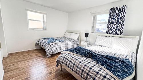 Postel nebo postele na pokoji v ubytování LuxCoral - 4 Min walk to beach!