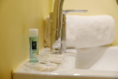 lavabo con una botella de pasta de dientes y jabón en BRONZET - T1 à 14 min à pied de la Plage de la Verrerie en Marsella