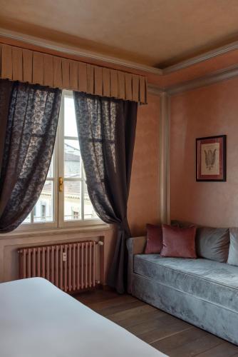 a bedroom with a couch and a window at Residenza Gambrinus in Florence