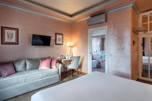 a hotel room with a bed and a couch at Residenza Gambrinus in Florence