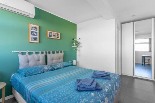 PM Via Gabriele D' Annunzio Guest House في بيرو: غرفة نوم عليها سرير وفوط