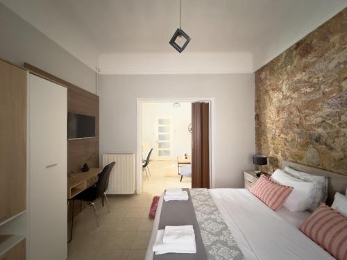 1 dormitorio con cama y escritorio. en Cozy Home with Yard & Cottage Charm in Athens en Athens