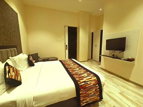 Posteľ alebo postele v izbe v ubytovaní Radhamangal Colors Inn