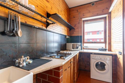a kitchen with a stove and a washing machine at Pane&Pomodoro Apartment in Bari