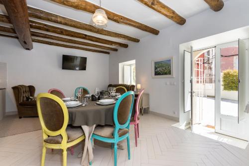 a dining room with a table and chairs at Postigo do Cais - By Y Concept in Setúbal