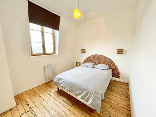 a bedroom with a bed and a window at Joli T4 au coeur de Berck-Plage in Berck-sur-Mer