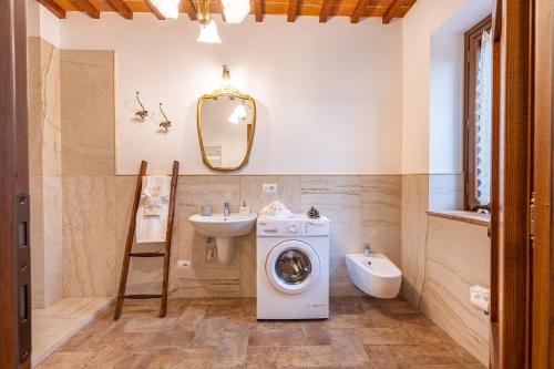 a bathroom with a washing machine and a sink at Agriturismo il Casato Mag-il Giogo in Pienza