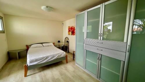 um quarto com uma cama e um armário de vidro em MEDDAYS VILLA PARIS 53 em Miami Platja