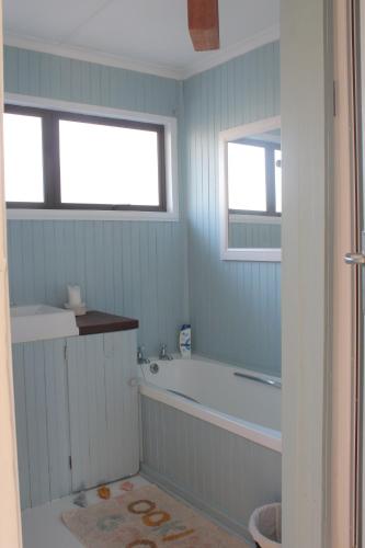 スティル・ベイにあるPlankeplekkieの浴槽、洗面台、鏡のあるバスルーム