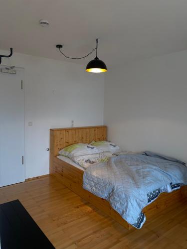 Un pat sau paturi într-o cameră la Hübsches Apartment in süßem Ort