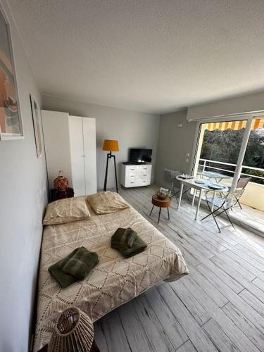 a bedroom with a bed with two green pillows on it at Appartement centre Arcachon in Arcachon