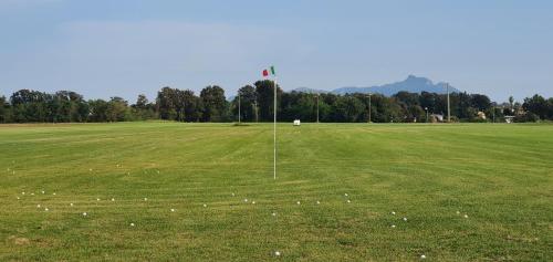 un champ au milieu duquel un drapeau est apposé dans l'établissement CLUB HOUSE - ASD Sacramento Golf, à Sabaudia