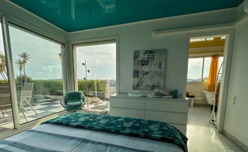 1 dormitorio con cama y ventana grande en Rooftop, Sea view, facing the Harbor, near Center and Beach, en Antibes