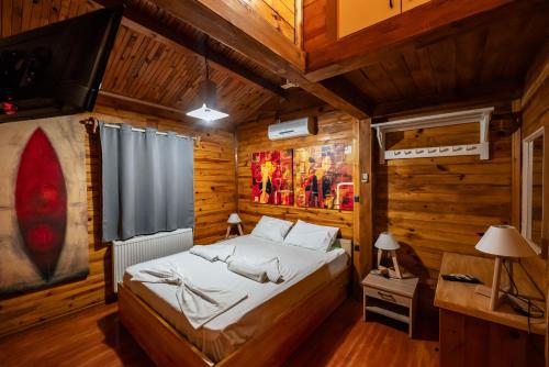 um quarto com uma cama num quarto de madeira em Wooden Stories em Isthmia