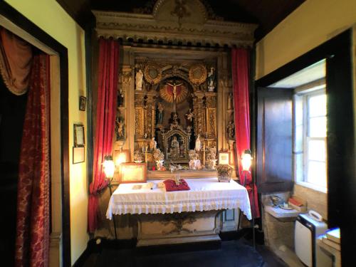 1 dormitorio con 1 cama con una pintura en la pared en Casa Da Ponte Arcos De Valdevez, en Arcos de Valdevez