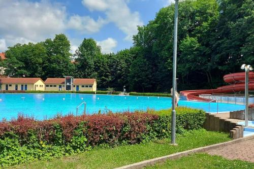 une grande piscine bleue dans un parc dans l'établissement Großes Charmantes Ferienhaus in Nassau, à Frauenstein