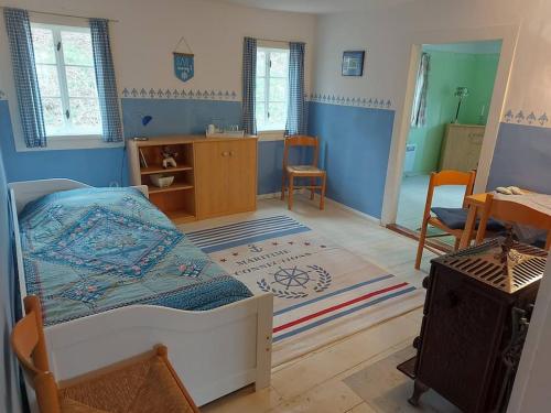 - une chambre avec un lit et une commode dans l'établissement Großes Charmantes Ferienhaus in Nassau, à Frauenstein
