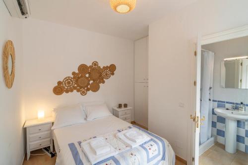 a small bedroom with a bed and a sink at Siempre Verde in Alcaucín