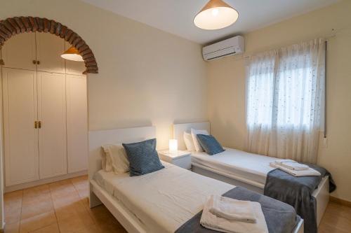 a bedroom with two beds and a window at Siempre Verde in Alcaucín