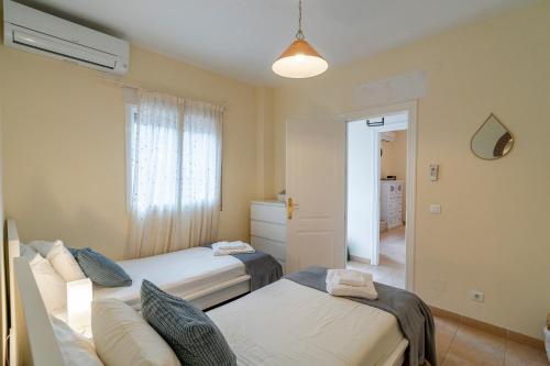 a bedroom with two beds and a window at Siempre Verde in Alcaucín