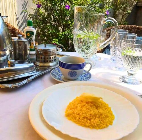 um prato branco com comida amarela numa mesa em Restaurante e Pousada - Ilha Bonita no Guarujá