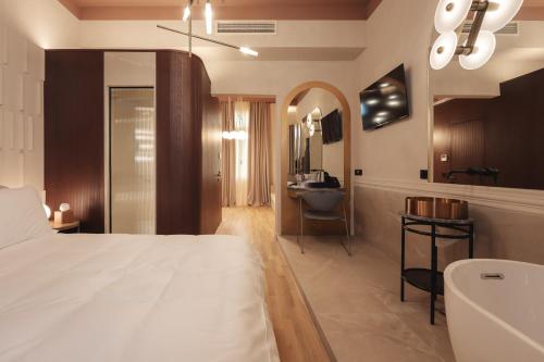 ein Schlafzimmer mit einem Bett und ein Badezimmer mit einem Waschbecken in der Unterkunft Zenith Premium Suites in Thessaloniki