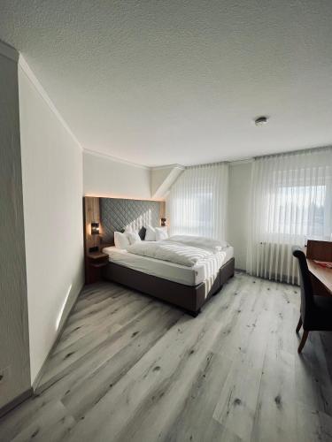 Postel nebo postele na pokoji v ubytování Hotel-Restaurant Zum Schwanen
