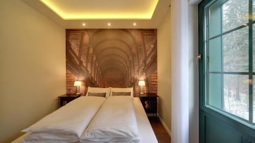 a bedroom with a bed with a painting on the wall at Norweska Dolina Family&Pet-friendly Resort in Szklarska Poręba