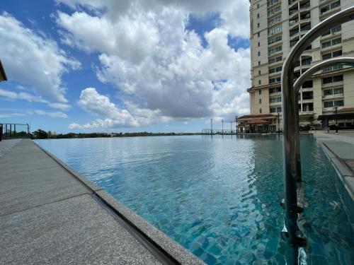 uma grande massa de água junto a um edifício em J&SM Riverine resort homestay em Kuching