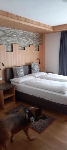 Hotel Giusy tesisinde bir odada yatak veya yataklar